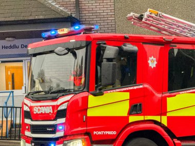 Pontypridd, Galler, İngiltere - 24 Kasım 2024: Güney Galler İtfaiye ve Kurtarma Servisi 'nin itfaiye aracı şehir merkezindeki acil bir çağrı üzerine mavi ışıklar yanıp sönüyor