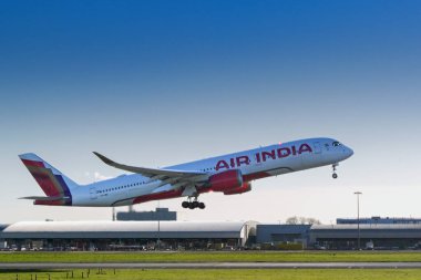 Londra, İngiltere, İngiltere - 3 Ocak 2025: Airbus A350 uçağı Londra Heathrow Havaalanı 'ndan kalkmak üzere Hindistan Hava Yolları tarafından kullanıldı.
