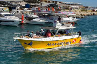 Cabo San Lucas, Baja California Sur, Meksika - 14 Ocak 2024: Cabo San Lucas limanına dönen dalgıçlarla dalış botu.