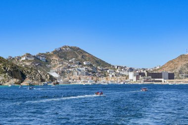 Cabo San Lucas, Baja California Sur, Meksika - 14 Ocak 2024: Cabo San Lucas limanına doğru giden küçük teknelerin manzarası.