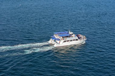 Cabo San Lucas, Baja California Sur, Meksika - 14 Ocak 2024: San Lucas 'a giden bir yolcu gemisinden yolcularla dolu feribot görüntüsü.