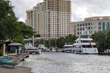 Fort Lauderdale, Florida, ABD - 2 Aralık 2024 Fort Lauderdale 'den geçen su yollarından birine demirlemiş tekneler ve yatlar.