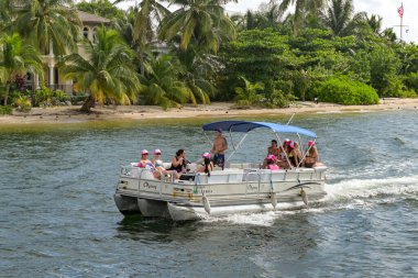 Fort Lauderdale, Florida, ABD - 2 Aralık 2023: Fort Lauderdale limanındaki motorlu eğlence teknesindeki insanların manzarası.