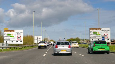 Gloucestershire, İngiltere - 29 Mart 2025: Gloucester şehri çevresindeki çevre yolunda trafik