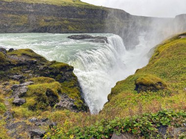 Gulfoss Şelalesi, İzlanda - 31 Ağustos 2024: Islak bir günde İzlanda 'nın güneybatısındaki Gullfoss şelalesinin manzarası