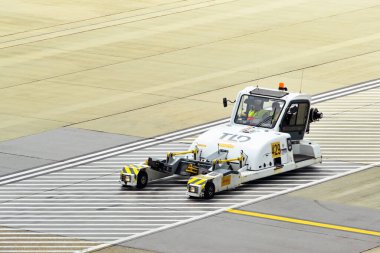 Londra, İngiltere, İngiltere - 1 Ağustos 2023: Londra Gatwick havaalanındaki havaalanından jet uçağını itmek için kullanılan küçük traktör aracı