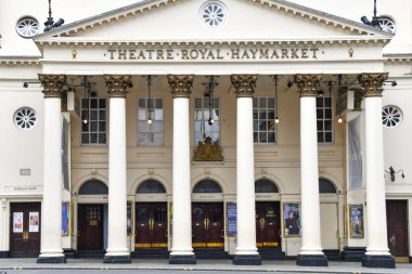 Londra, İngiltere, İngiltere - 27 Haziran 2023: Londra 'nın merkezindeki ünlü Theartre Royal Haymarket' in dış görünüşü