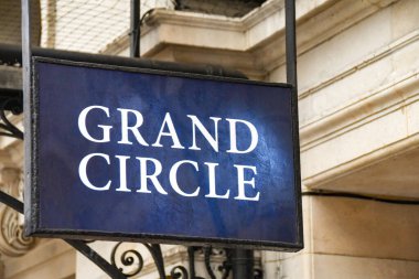 Tiyatronun dışındaki Grand Circle koltukları için bir tabelayı kapat.