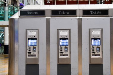Londra, İngiltere, İngiltere - 28 Haziran 2023: Londra Paddington tren istasyonunda self-servis bilet makineleri sırası