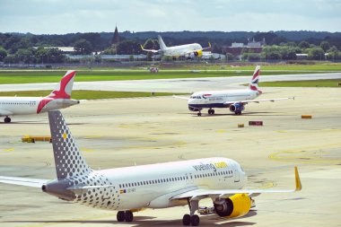 Londra, İngiltere, İngiltere - 1 Ağustos 2023: Londra Gatwick Havaalanı 'ndan kalkmak üzere olan İspanyol havayolu şirketi Vueling tarafından işletilen tatil jeti (EC-NIY)