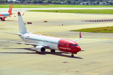 Londra, İngiltere, İngiltere - 1 Ağustos 2023: Boeing 737-800 (ruhsat LN-NIH) Norveç Hava Mekiği tarafından işletilmektedir.