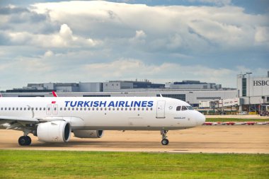 Londra, İngiltere, İngiltere - 1 Ağustos 2023: Airbus A321 yolcu uçağı (ruhsat TC-LSV) Londra Gatwick havaalanından kalkmayı bekliyor