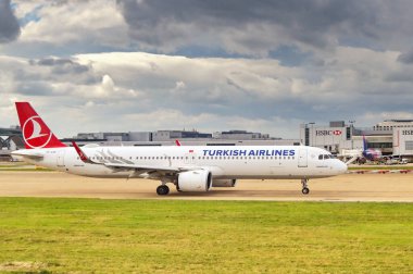 Londra, İngiltere, İngiltere - 1 Ağustos 2023: Airbus A321 yolcu uçağı (ruhsat TC-LSV) Londra Gatwick havaalanından kalkmayı bekliyor