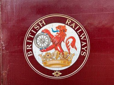 Lydney, İngiltere, İngiltere - 29 Mart 2025: Korunmuş bir demiryolu taşıma aracının üzerindeki ikonik İngiliz Demiryolları logosuna yakından bakın