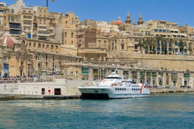 Valletta, Malta - 3 Ağustos 2023: Valletta limanındaki limana demirlemiş hızlı feribot