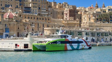 Valletta, Malta - 3 Ağustos 2023: Valletta limanındaki limana demirlemiş Gozo 'ya hızlı feribot