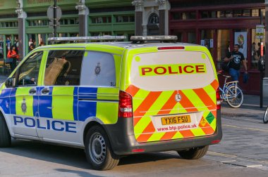 Londra, İngiltere, İngiltere - 23 Haziran 2023: İngiliz Ulaştırma Polisi tarafından kullanılan minibüs Londra 'daki Liverpool Street Tren İstasyonu' nun dışındaki bir caddeye park edilmiş.