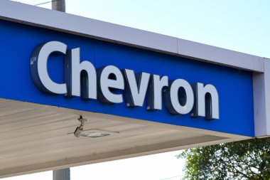 Miami, Florida, ABD - 4 Ocak 2025: Chevron petrol şirketi tarafından işletilen bir benzin istasyonunun tepe örtüsünü imzalayın