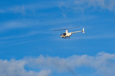 Miami, Florida - 4 Ocak 20205: Robinson R-44 Raven II helikopteri (plakası N212WT) turistleri Miami üzerinde bir gezi uçuşuna çıkarıyor..