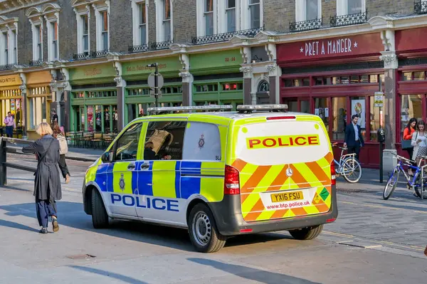 Londra, İngiltere, İngiltere - 23 Haziran 2023: İngiliz Ulaştırma Polisi tarafından kullanılan minibüs Londra 'daki Liverpool Street Tren İstasyonu' nun dışındaki bir caddeye park edilmiş.