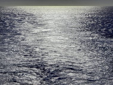 Alacakaranlıkta denizde bir yolcu gemisinin deniz manzarası. Geçmişi. Seyahat konsepti. Kimse yok..