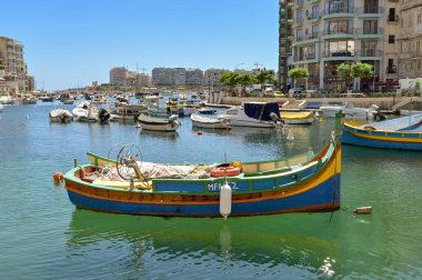 St Julian 's, Malta - 2 Ağustos 2023: Balluta Körfezi' nde demirlemiş küçük balıkçı teknelerinin manzarası