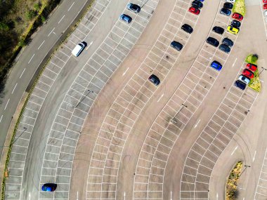 Merthyr Tydfil, Galler - 9 Nisan 2025: Merthyr Tydfil 'deki Trago Mills indirim süpermarketinin hava manzarası. Otoparkta dönen arabaların desenleri görülebilir..