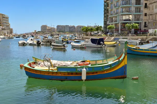 St Julian 's, Malta - 2 Ağustos 2023: Balluta Körfezi' nde demirlemiş küçük balıkçı teknelerinin manzarası