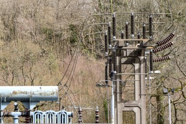 Lydneym, Gloucestershire, İngiltere - 29 Mart 2025: Lydney şehir merkezi yakınlarındaki bir elektrik santraline yakın görüş.