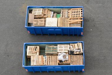 Reykjavk, İzlanda - 21 Ağustos 2024: Geri dönüşüm için ahşap paletlerle endüstriyel atlama havası.