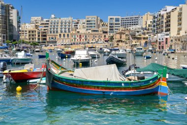 St Julian 's, Malta - 2 Ağustos 2023: Balluta Körfezi' nde demirlemiş küçük balıkçı teknelerinin manzarası