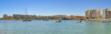 St. Julian Körfezi, Malta - 2 Ağustos 2023: Malta 'daki St. Julian Körfezi manzaralı panoramik manzara