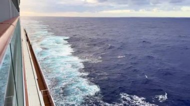 Atlantik Okyanusu Ocak 2025: Geminin yan tarafından görülen bir yolcu gemisinin ardından dalgalar. İnsan yok. Seyahat kavramı. 