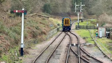 Lydney, Gloucestershire, İngiltere 30 Mart 2025: Dean Ormanı 'ndaki Parkend tren istasyonunda rayları değiştiren eski bir dizel lokomotif 08 Sınıfı.