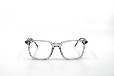 Şeffaf gri çerçeveli bir çift gözlük sade beyaz arka planda izole edilmiş. Görme ve görme konsepti. 