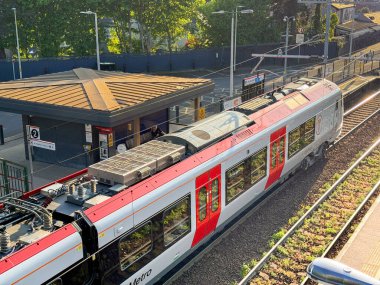 Cardiff, Wales, İngiltere - 29 Nisan 2025: Llandaff Kuzey tren istasyonunda 756 numaralı sınıf banliyö treni. Lokomotif Galler için Stadler Demiryolu tarafından üretildi..