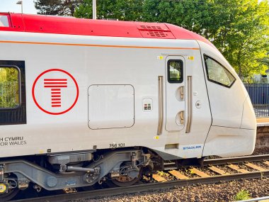 Cardiff, Wales, İngiltere - 29 Nisan 2025: Llandaff Kuzey tren istasyonunda 756 numaralı sınıf banliyö treni. Lokomotif Galler için Stadler Demiryolu tarafından üretildi..