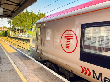 Cardiff, Wales, İngiltere - 29 Nisan 2025: Llandaff Kuzey tren istasyonunda 756 numaralı sınıf banliyö treni. Lokomotif Galler için Stadler Demiryolu tarafından üretildi..