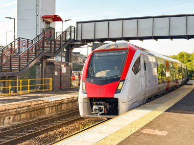 Treforest, Pontypridd, Galler, İngiltere - 29 Nisan 2025: Sınıf 756 üçlü banliyö treni Treforest tren istasyonuna akşam güneşinde geliyor. Lokomotif Galler için Stadler Demiryolu tarafından üretildi..