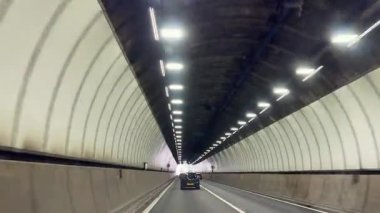 Newport, Galler, İngiltere 23 Nisan 2025: Newport 'taki M4 otoyolunda Brynglass tünellerinden geçen bir arabanın ön camına bakın