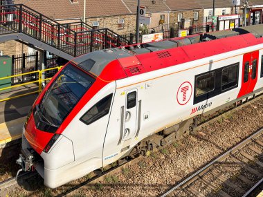 Treforest, Pontypridd, Galler, İngiltere - 29 Nisan 2025: Treforest tren istasyonunda 756 sınıfı banliyö treni. Lokomotif Galler için Stadler Demiryolu tarafından üretildi..