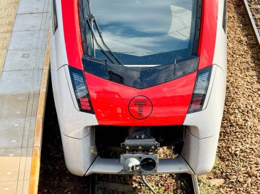 Treforest, Pontypridd, İngiltere - 29 Nisan 2025: Treforest Demiryolu İstasyonu 'nda Galler Taşımacılık tarafından işletilen 756 sınıfı bir banliyö treninin yakın görüntüsü