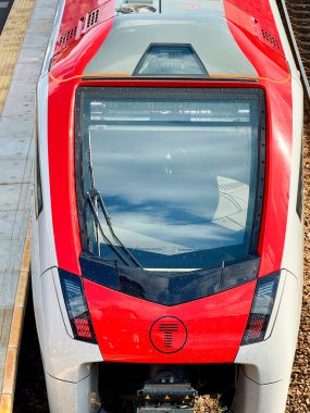 Treforest, Pontypridd, İngiltere - 29 Nisan 2025: Treforest Demiryolu İstasyonu 'nda Galler Taşımacılık tarafından işletilen 756 sınıfı bir banliyö treninin yakın görüntüsü