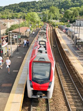 Treforest, Pontypridd, Galler, Birleşik Krallık - 29 Nisan 2025: Treforest tren istasyonunda 756 numaralı sınıf banliyö treni. Lokomotif Galler için Stadler Demiryolu tarafından üretildi..