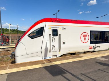 Treforest, Pontypridd, Galler, İngiltere - 29 Nisan 2025: Treforest tren istasyonunda 756 sınıfı banliyö treni. Lokomotif Galler için Stadler Demiryolu tarafından üretildi..