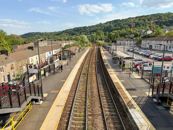 Treforest, Pontypridd, Galler, İngiltere - 29 Nisan 2025: Güney Galler Vadisi Hatları 'ndaki Treforest tren istasyonunun havadan görüntüsü