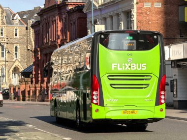 Carsiff, Wales, İngiltere - 9 Mayıs 2025: Cardiff şehir merkezinde bir sokakta seyahat otobüsü şirketi Flixbus tarafından işletilen ekspres koç