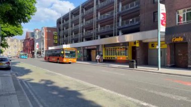 Cardiff, Wales, İngiltere 9 Mayıs 2025: Cardiff otobüsü Cardiff şehir merkezinde bir cadde boyunca giden tek güverte otobüsü.