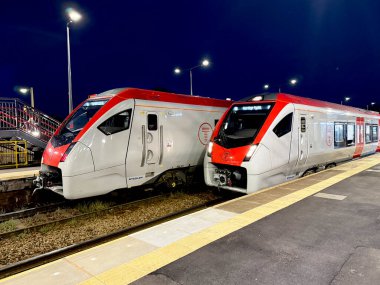 Treforest, Pontypridd, Galler, İngiltere - 14 Mayıs 2025: Sınıf 756 banliyö trenleri gece Treforest tren istasyonunda durdu. Lokomotifler Galler Taşımacılığı için Stadler Demiryolu tarafından inşa edildi..