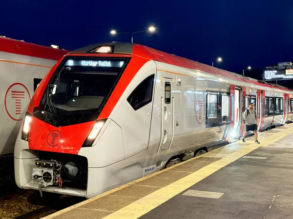 Treforest, Pontypridd, Galler, İngiltere - 14 Mayıs 2025: Sınıf 756 banliyö treni gece Treforest tren istasyonunda durdu. Lokomotif Galler için Stadler Demiryolu tarafından üretildi..